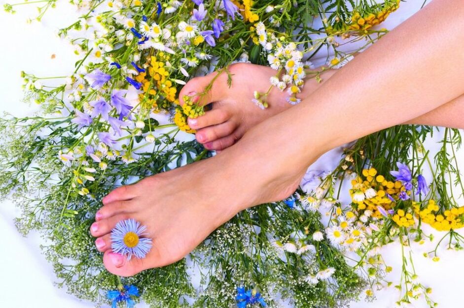 Feet are treated for fungus with folk remedies